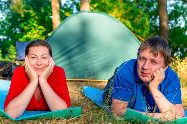 Man and woman lying in camping resting — Stock Photo, Image