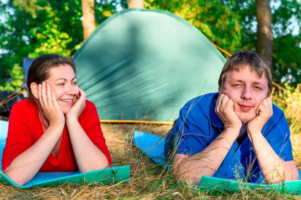 Pareja feliz celebrando unas vacaciones de camping en el parque —  Fotos de Stock