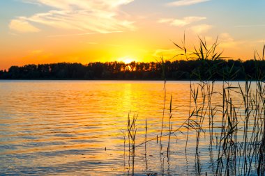 Güzel gün batımı. Göl üzerinde güneşin battığı