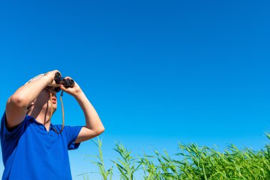 mavi gökyüzünde bir şey arıyor