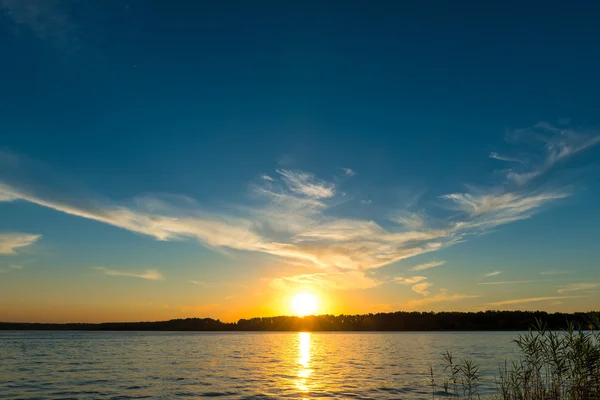 Natursköna landskap-solnedgång över sjön — Stockfoto