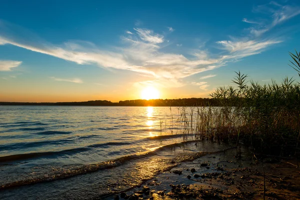 Piękny, malowniczy widok na zachód słońca nad jeziorem — Zdjęcie stockowe