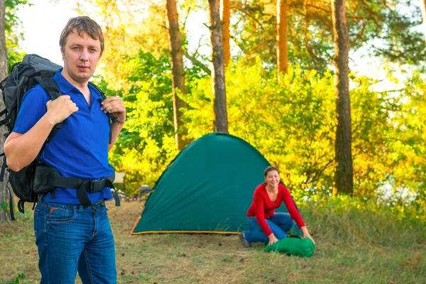 Ochtend zakelijke paar op vakantie in camping — Stockfoto