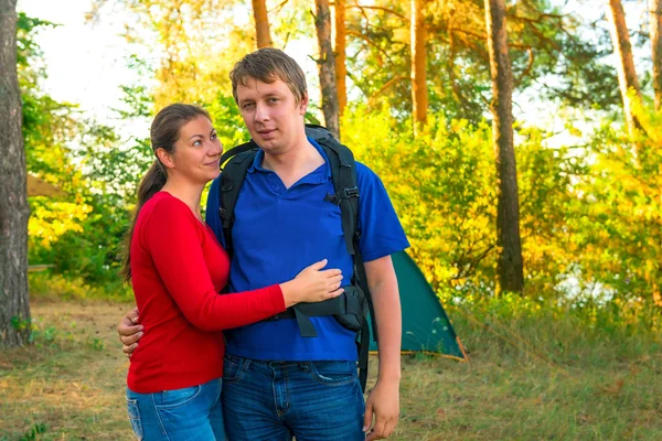 Jovem casal descansando família camping — Fotografia de Stock