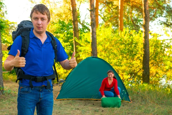 性質のテントと正常に休養のカップル — ストック写真
