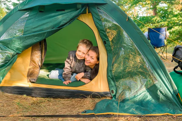 Mère et fils dans une tente sur la nature — Photo