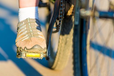 Kız bisiklet pedalı üzerinde spor ayakkabılar, ayak