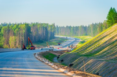 Sabahın erken saatlerinde ateş, yeni bir otoyol inşaatı