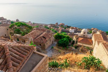 Rock adası Monemvasia, Moreloponnese, Yunanistan 'daki romantik güçlendirilmiş Yunan köyü