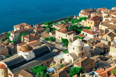 Rock adası Monemvasia, Moreloponnese, Yunanistan 'daki romantik güçlendirilmiş Yunan köyü