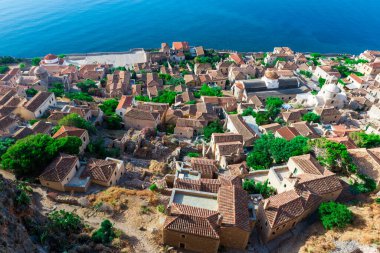 Rock adası Monemvasia, Moreloponnese, Yunanistan 'daki romantik güçlendirilmiş Yunan köyü