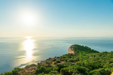 Yunan adasının kayalık kıyıları ve deniz manzarası, manzara Yunanistan 