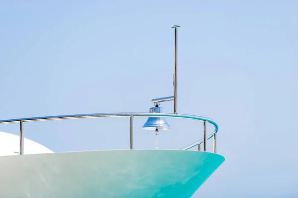 Campana Lucida Sulla Prua Dello Yacht Primo Piano — Foto Stock