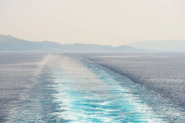 Réveil Arrière Sur Eau Depuis Hors Bord Par Une Journée — Photo