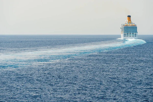 Wielki Statek Wycieczkowy Morzu Grecji — Zdjęcie stockowe