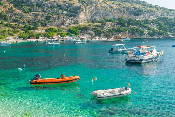 Barche Ondeggiano Sulle Onde Turchesi Del Mar Ionio Della Grecia — Foto Stock