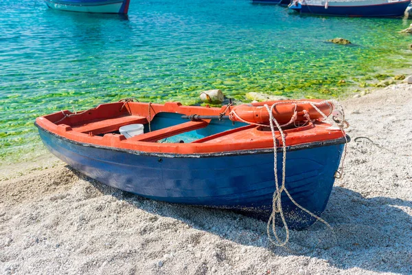 Рибальський Човен Пляжі Греції Сонячну Погоду — стокове фото