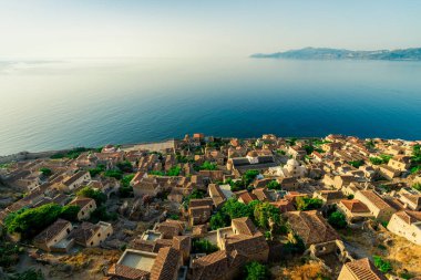 Rock adası Monemvasia, Moreloponnese, Yunanistan 'daki romantik güçlendirilmiş Yunan köyü