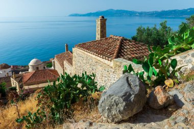 Rock adası Monemvasia, Moreloponnese, Yunanistan 'daki romantik güçlendirilmiş Yunan köyü