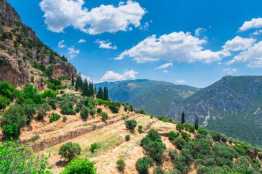 Dağ manzarası. Güneşli bir bahar gününde yeşil dağların manzarası (Mora, Yunanistan)