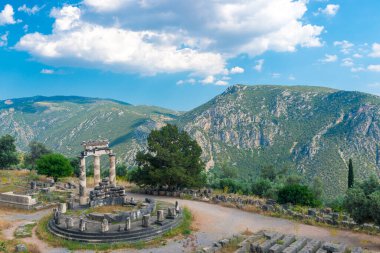Yunanistan 'ın Delphi kentindeki Athena antik Yunan tapınağının kalıntıları
