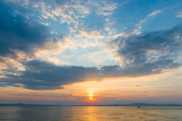 Ciel Nocturne Avec Des Nuages Spectaculaires Sur Mer Coucher Soleil — Photo