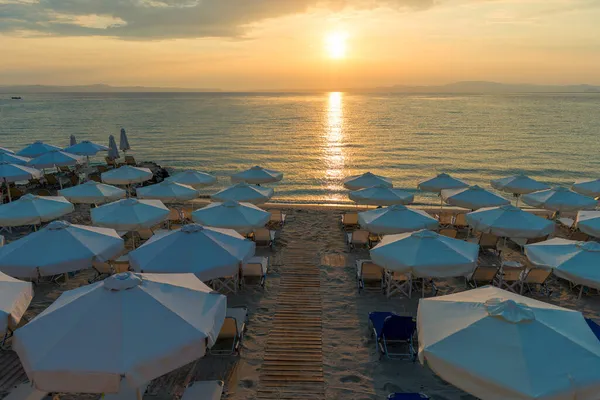 Krásný Západ Slunce Plážovými Židlemi Slunečníkem Pobřeží Řecko — Stock fotografie