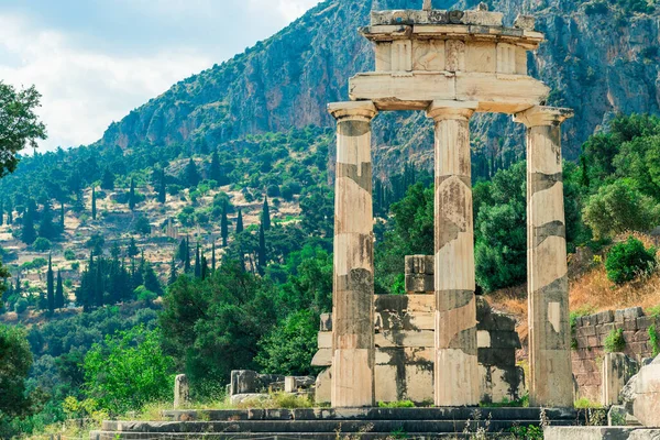 Ερείπια Αρχαίου Ελληνικού Ναού Της Αθηνάς Στους Δελφούς — Φωτογραφία Αρχείου