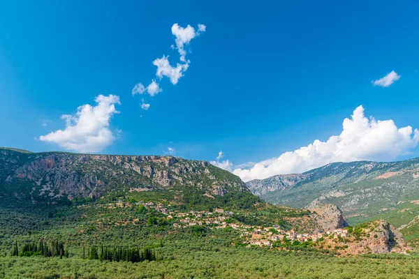 山地景观 春天里阳光灿烂的青山美景 希腊伯罗奔尼撒 — 图库照片