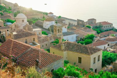 Rock adası Monemvasia, Moreloponnese, Yunanistan 'daki romantik güçlendirilmiş Yunan köyü