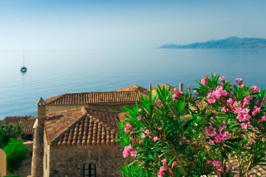Rock adası Monemvasia, Moreloponnese, Yunanistan 'daki romantik güçlendirilmiş Yunan köyü