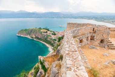 Yunanistan 'ın Nafplio kenti Peloponnese' deki Bourtzi şatosunun manzarası olan Palamidi kalesinin panoramik manzarası