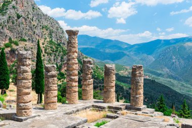  Kalıntıları bir antik Yunan Apollon Tapınağı, Delphi, Yunanistan