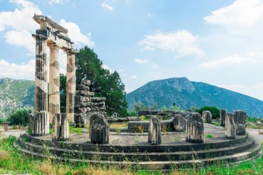 Yunanistan 'ın Delphi kentindeki Athena antik Yunan tapınağının kalıntıları