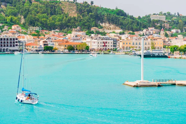 Barca Ondeggiare Sulle Onde Turchesi Del Mar Ionio Della Grecia — Foto Stock