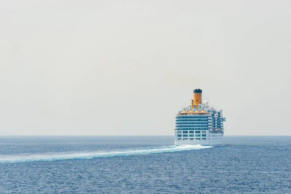 ギリシャの海での大きなクルーズ船 — ストック写真