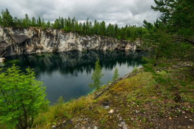 Ruskeala 'daki mermer kanyon. Karelia Cumhuriyeti, Kuzey Rusya' daki Doğa Rezervi.