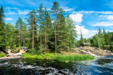 Ruskeala Şelalesi. Kuzey Rusya 'da, Karelia Cumhuriyeti' nde harika bir doğal park. Sortavala 'dan çok uzak değil.