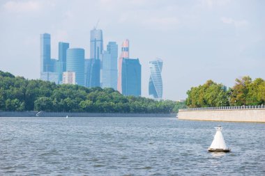 Moskova şehir manzarası. Moskova Uluslararası İş Merkezi Moskova Nehri ön planda ile gün anda