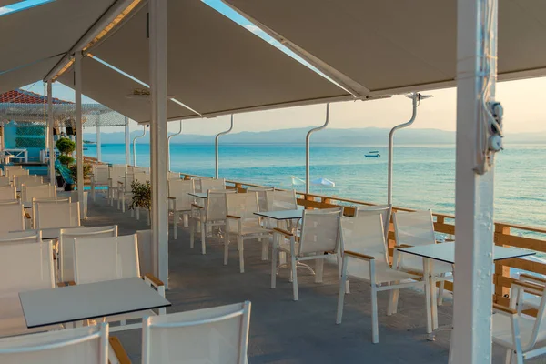 Range Wooden Table White Chair Relaxation Restaurant Sea — Stok fotoğraf