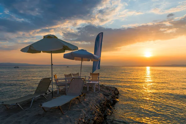 Prachtige Zonsondergang Zeegezicht Met Strandstoelen Parasol Aan Kust Griekenland — Stockfoto