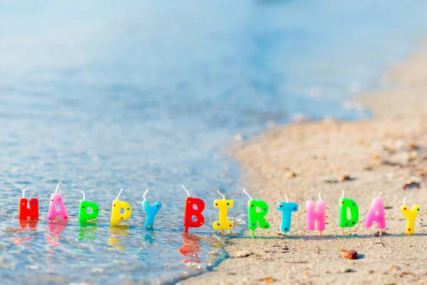 Gelukkige Verjaardag Kleurrijke Kaarsen Een Strand — Stockfoto