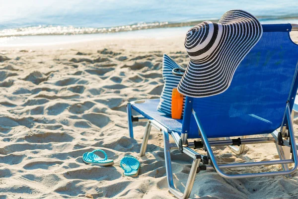 椅子と海の近くのビーチアクセサリー 夏休み — ストック写真
