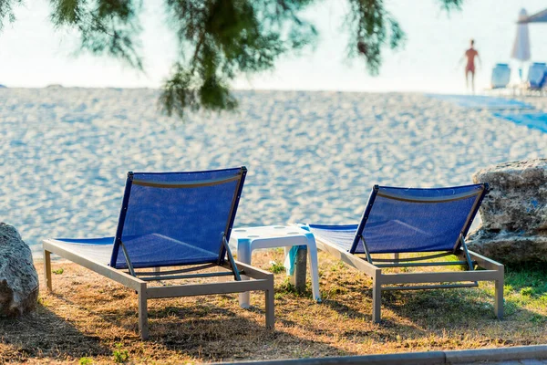 Deux Transats Sur Plage Avec Soleil Vagues — Photo