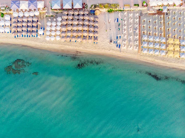 Aerial Top View Sandy Beach Turquoise Sea Umbrellas Sun Loungers — Stock Photo, Image