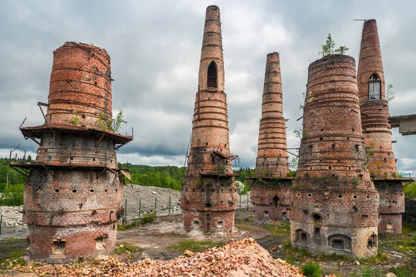 Tubos Tijolo Velho Fábrica Mármore Abandonado Ruskeala Karelia República Rússia — Fotografia de Stock