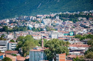 BURSA, TURKEY. 15 Ağustos 2021 'de. Binaların ve evlerin çatılarının panoramik manzarası. Camiler ve kuleler.