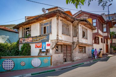 BURSA, TURKEY. 15 Ağustos 2021 'de. Sokak manzarası, eski yıkılmış ev