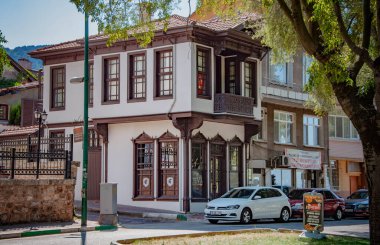 BURSA, TURKEY. 15 Ağustos 2021 'de. Sokak manzarası, geleneksel tarzda binalar..