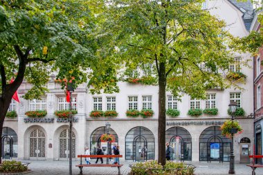 ACHEN, ALMANLIK. Ekim, 04, 2020. Sparkasse Aachen ve Göz Merkezi cepheleri. Park görünümü